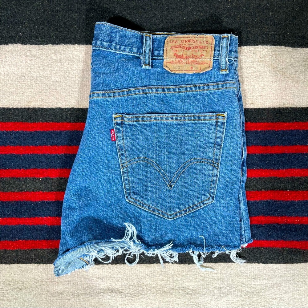 38w Levi’s 550 Cutoffs